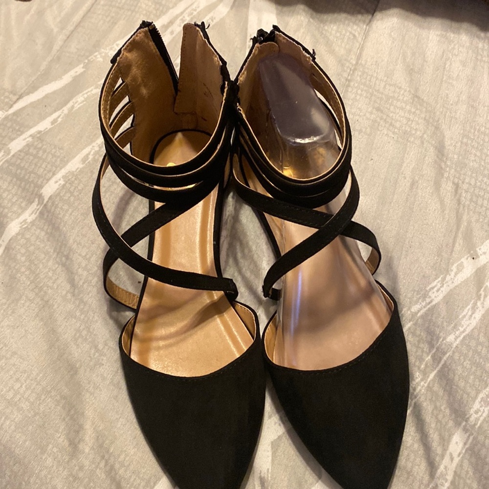 Black flat shoes